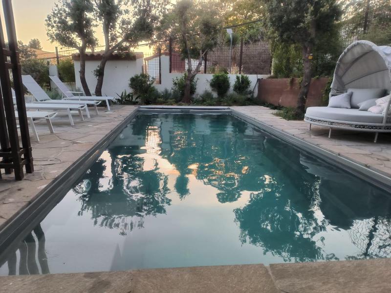 בריכת שחיה בסלעית