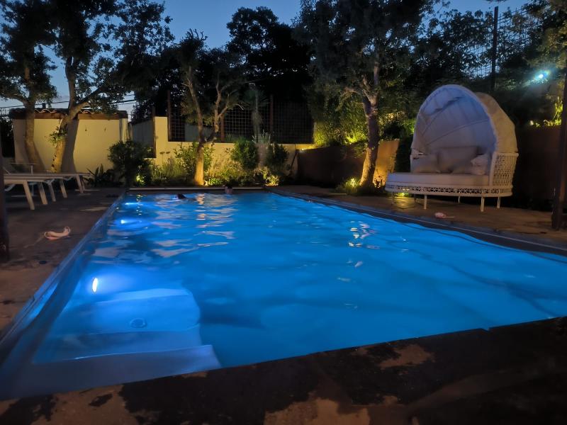 בריכת קומפאס בלילה