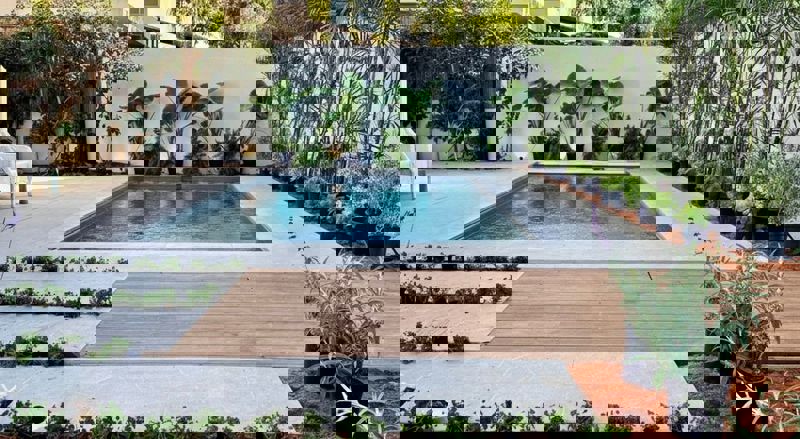 בריכת קומפאס Fun 74 בשרון | בריכת פיברגלס יוקרתית בעיצוב גינה מוקפד